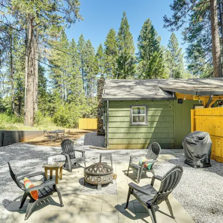 Walk to Winery: Cozy Cabin w/ Fire Pit in Murphys