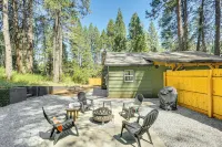 Walk to Winery: Cozy Cabin w/ Fire Pit in Murphys - parking