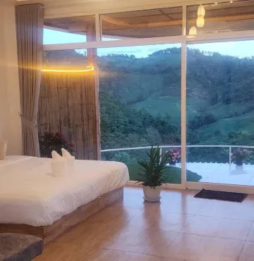 ห้องจูเนียร์สวีทพร้อมระเบียงและวิวภูเขา