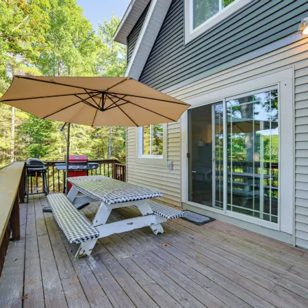 Lake Access & Dock: Remote Mio-area Cottage