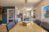 Updated Cozy Downtown Forest Retreat