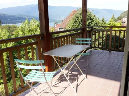 Talloires. Apartment with magnificent view, 5 minutes walk from the beach and shops