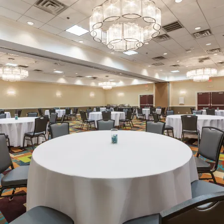 Holiday Inn & Suites OKLAHOMA CITY NORTH by IHG Отели рядом с достопримечательностью «Ипподром «Ремингтон Парк»»