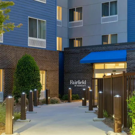 Fairfield Inn & Suites Charlotte Airport Отели рядом с достопримечательностью «Библиотека Билли Грэма»