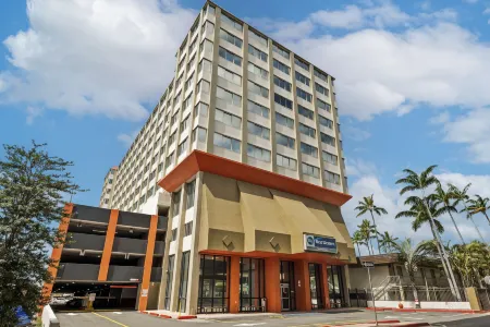 Best Western the Plaza Hotel Отели рядом с достопримечательностью «Kahaluʻu Community Park»