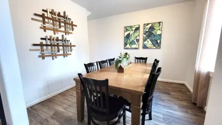 5 Minute Drive to Downtown Bend, Dog Friendly Отели рядом с достопримечательностью «Хай Десерт Музеум»