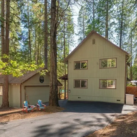 Blue Lake Springs Cabin Near Lake: Hot Tub, Fire Pit, Outdoor Shower, Pets, BBQ