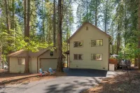 Blue Lake Springs Cabin Near Lake: Hot Tub, Fire Pit, Outdoor Shower, Pets, BBQ