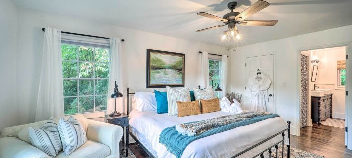 Riverfront Sugar Grove Home: Hot Tub & Views! Hotéis em Watauga