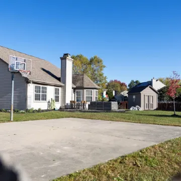 Charming Cul-de-Sac Home- SLEEPS 10-Game Room & B-ball court