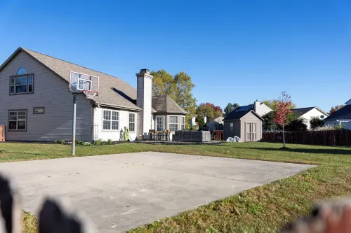 Charming Cul-de-Sac Home- SLEEPS 10-Game Room & B-ball court