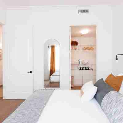Designer 1 bed 5 min to Old Town Dogs Welcome Rooms