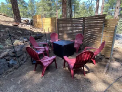 Delightful 3-bedroom house in charming Flagstaff w/King Size Bed & Gas Log Stove 卡馳納山莊酒店