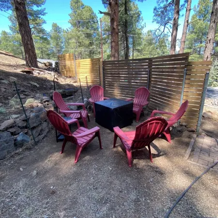 Delightful 3-bedroom house in charming Flagstaff w/King Size Bed & Gas Log Stove