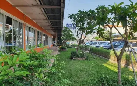 The Majestic Sakon Nakhon Hotel Отели рядом с достопримечательностью «Wat Phra That Choeng Chum Worawihan»