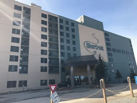 Amazing 2 Bed/2 Bath Ski-in & Ski-Out with Night Skiing.  Sleeps 8 Comfortably