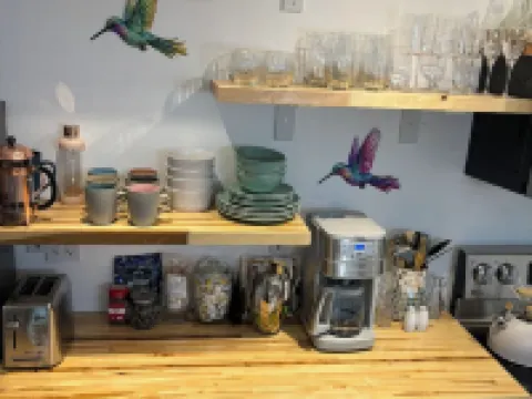 Charming 2-bedroom house with Feather Theme , WiFi in excellent Aurora 奧羅拉酒店