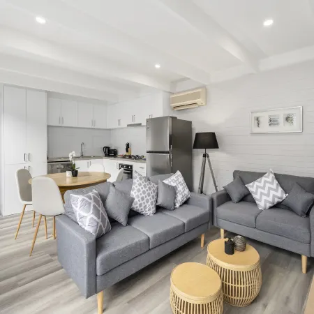 2-Bed Rosebud Apartment with BBQ & Garden