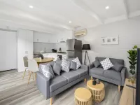 2-Bed Rosebud Apartment with BBQ & Garden - Bathtub
