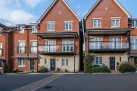 Spacious 6 Bedroom House in Denton Way