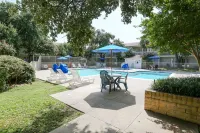 Motel 6 Addison, TX - Dallas - Pools