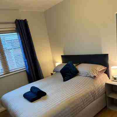 City Centre Apartment - Free Parking - Sleeps 4 Rooms