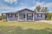 7 Mi to Barren River Lake: Quiet Getaway w/ Yard! - 3-Star