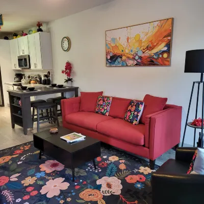IG-Worthy Fiesta DT Retreat hotel Apt with free Parking and Pets Allowed