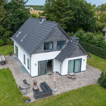 Spacious and Bright 10-person Holiday Villa