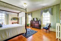 Bowling Green House w/ Shared Pool! - Homestays