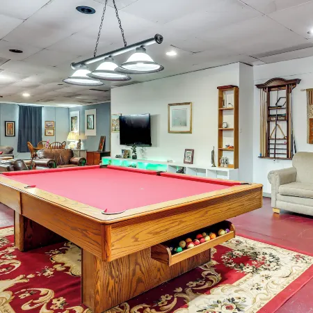 4 Mi to Mauch Chunk Lake: Spacious Apt w/ Bar!