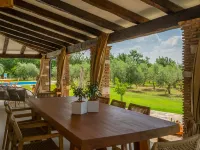Spacious country villa with private pool Hotels in Tar