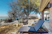 Lakefront Estate: Stunning Views, Deck, Bar & Dock - 3 tähden