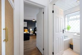 Spacious Apartment Near MCR Airport