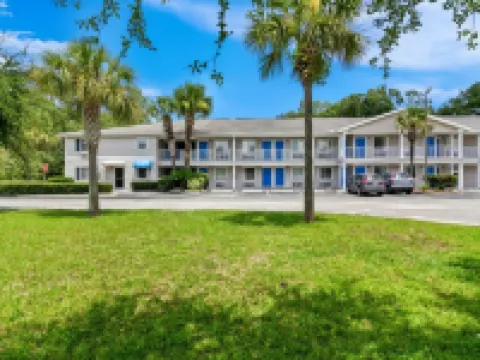 ホームステイ イン & スイーツ マックレニーのホテル