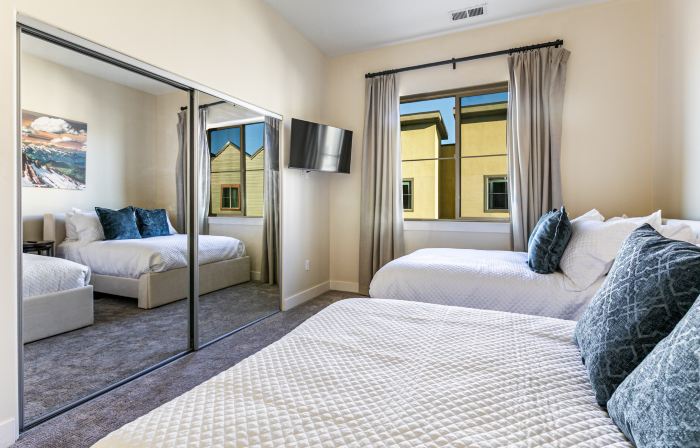 Walk to Restaurants Shops Gym Patio Townhome Views Enjoy Park City This Summer!