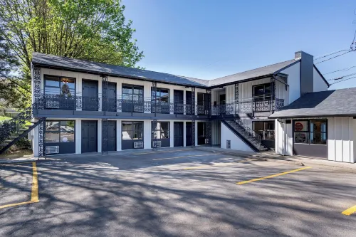 โรงแรมโลคัล และร้านค้า