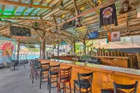 On-Site Beach Bar: Sunny Perdido Key Cottage!