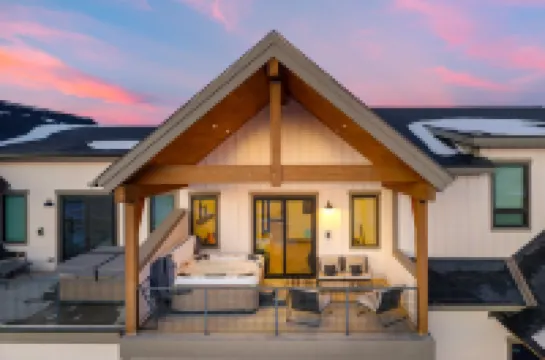 Gorgeous Mountain Retreat with Private Hot Tub - Exquisite Luxury Escape