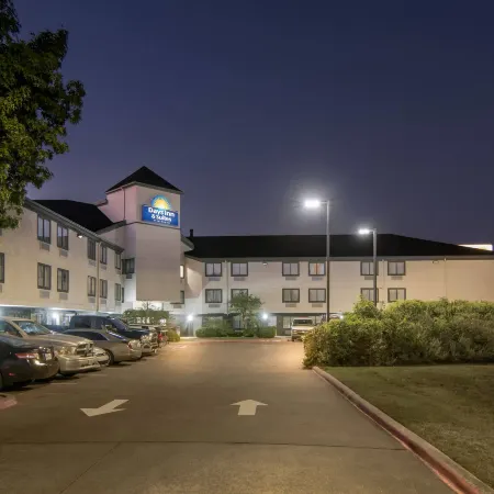 Days Inn & Suites by Wyndham DeSoto