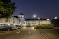 Days Inn & Suites by Wyndham DeSoto - parking