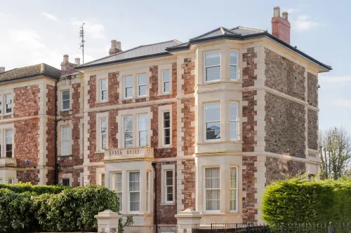 Pembroke House | Studio w Separate Kitchen - LGF - 3-Star