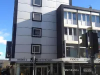Business Hostel Wiesbaden One Hotels near Mitte