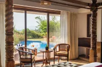 The White Resort and Spa Pawna - مسبح خاص