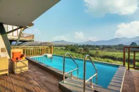 The White Resort and Spa Pawna - مسبح خاص