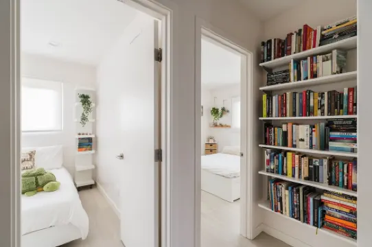 Spacious and Bright 5-Bedroom Oasis Pool and Yard