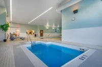 Radisson Hotel & Conference Centre Calgary Airport - ที่มีสระว่ายน้ำ