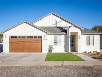 NEW BUILD Spacious 4-bedroom house with great location- sleeps 10 Hotels in Thatcher