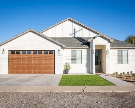 NEW BUILD Spacious 4-bedroom house with great location- sleeps 10 撒切酒店