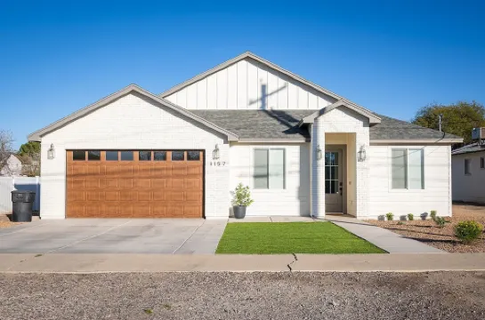 NEW BUILD Spacious 4-bedroom house with great location- sleeps 10